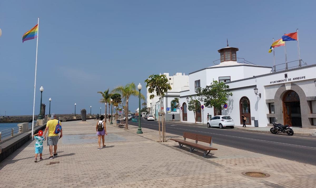 Paseo marítimo junto al Ayuntamiento de Arrecife