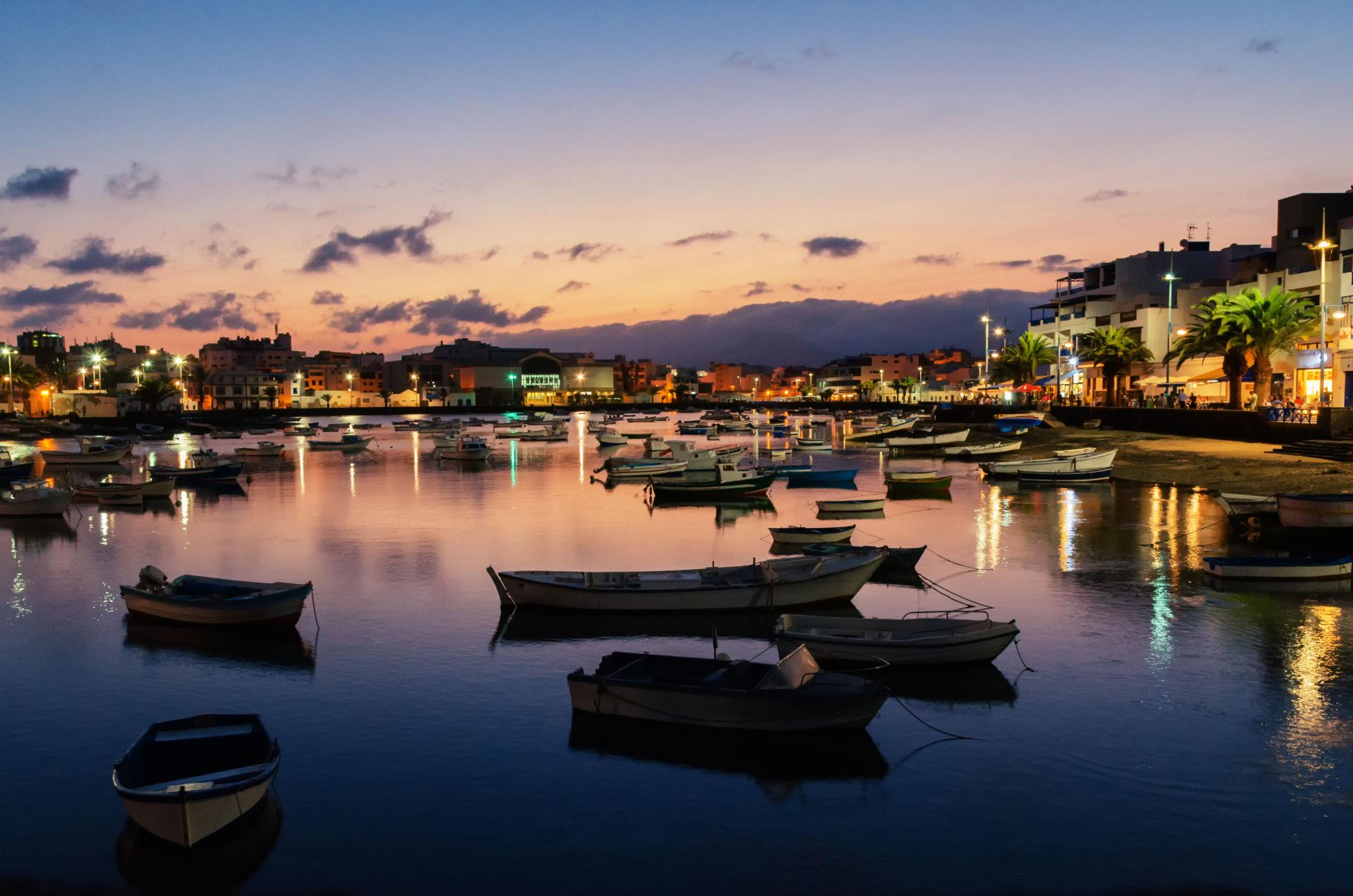 Arrecife al atardecer junto al mar