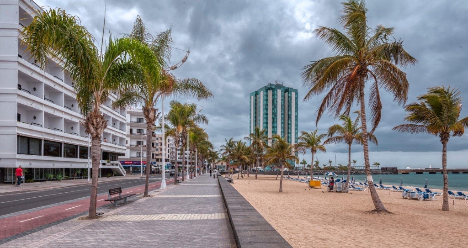 Playa del Reducto y paseo marítimo de Arrecife