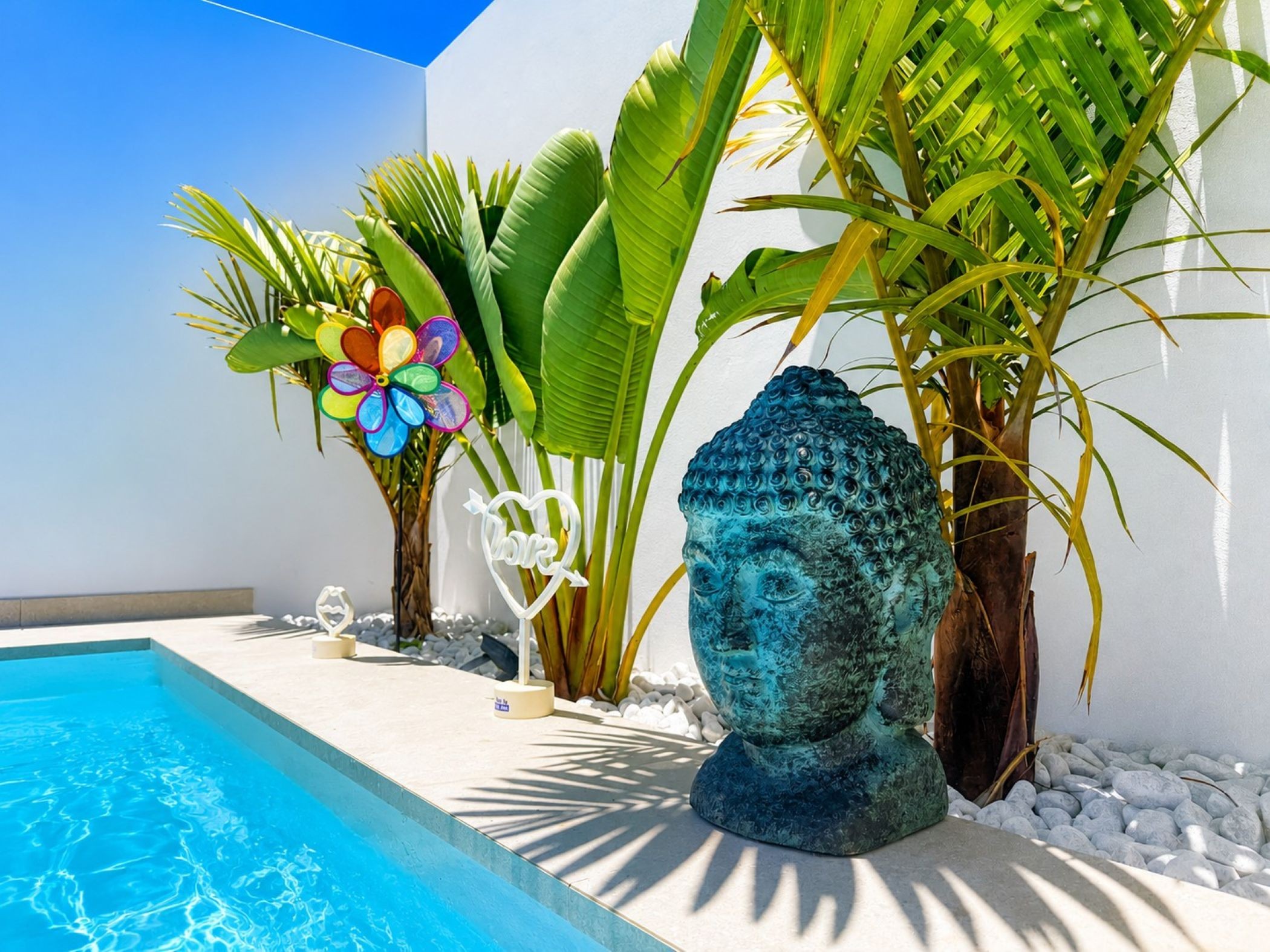 Detalle junto a la piscina